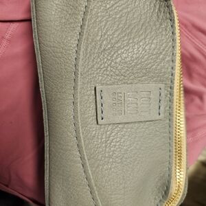 NWOT Portland Leather Nimbus Cosmetic Bag with Gold Zipper